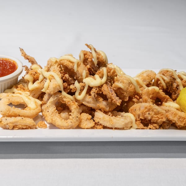 Crispy fried calamari drizzled with aioli, served with marinara sauce and a lemon wedge.